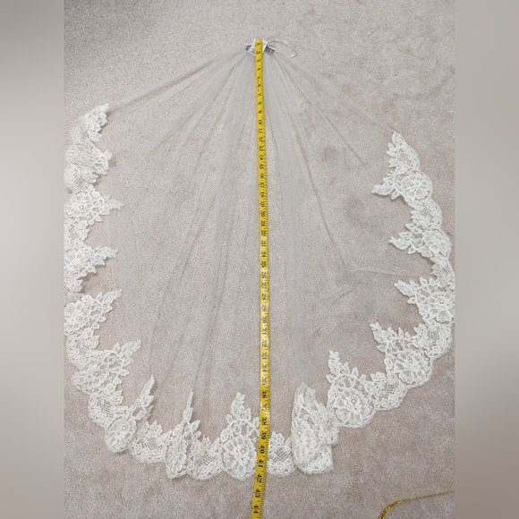 Paloma Blanca Lace Veil - Picture 3 of 6